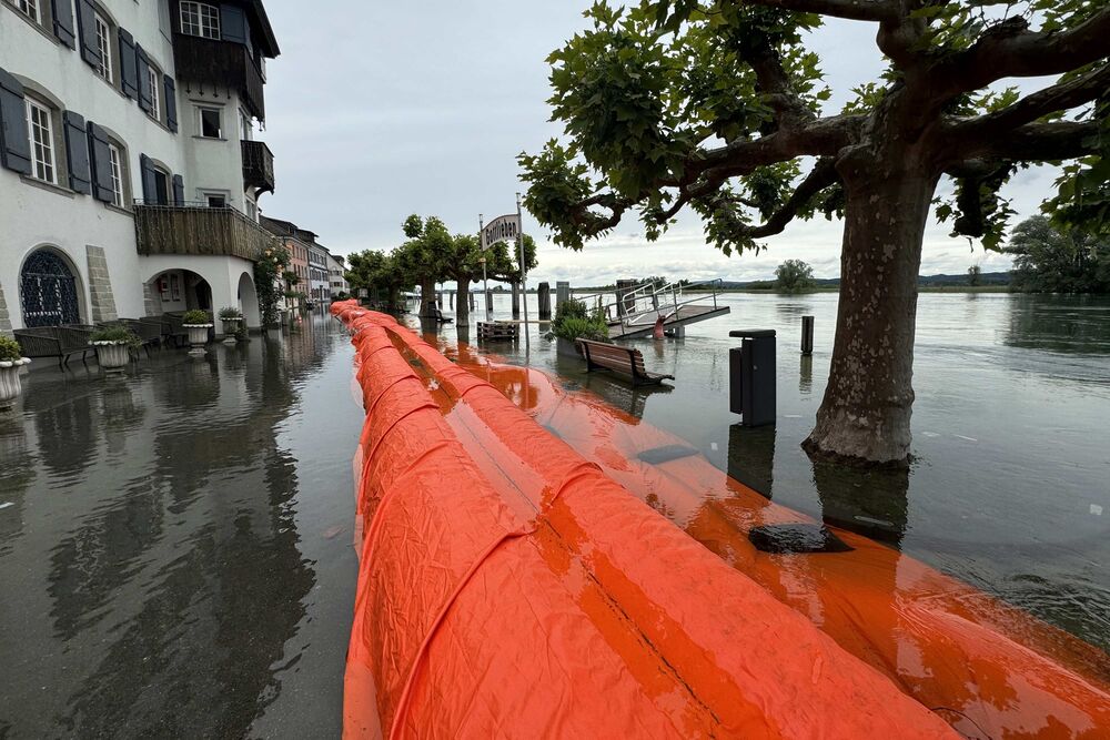 Kräftige Niederschläge in den ersten Junitagen führten in der Ostschweiz zu einer angespannten Hochwassersituation mit Überschwemmungen. Der Bodensee erreichte seinen Höchststand am 11. Juni, im Bild Gottlieben TG.